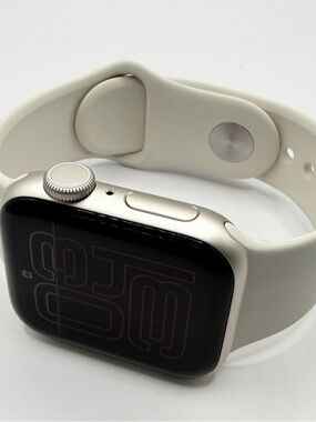 Apple Smartwatch Silver Case with White Sport Band